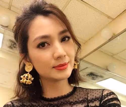 洪欣張丹峰直播，洪欣含情脈脈看張丹峰，就算張丹峰出軌也會原諒