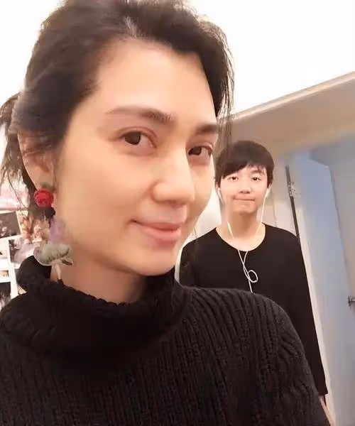 洪欣張丹峰直播,洪欣含情脈脈看張丹峰,就算張丹峰出軌也會原諒