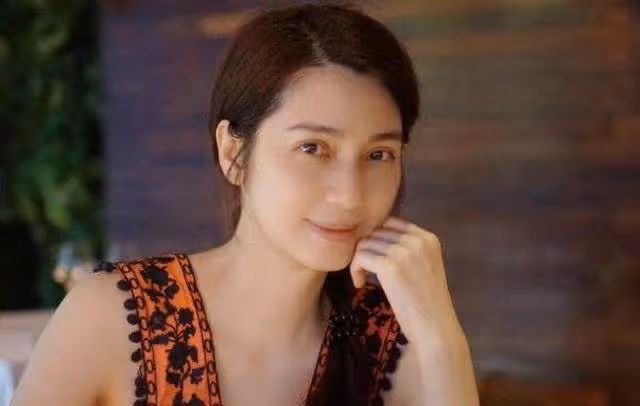 洪欣張丹峰直播,洪欣含情脈脈看張丹峰,就算張丹峰出軌也會原諒