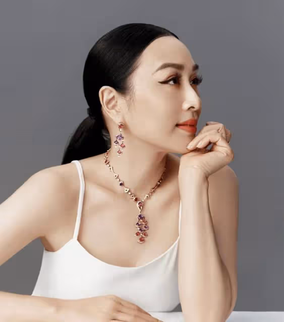 鍾麗緹大女兒曬美照,穿背心秀事業線,繼承媽媽嫵媚氣質和好身材