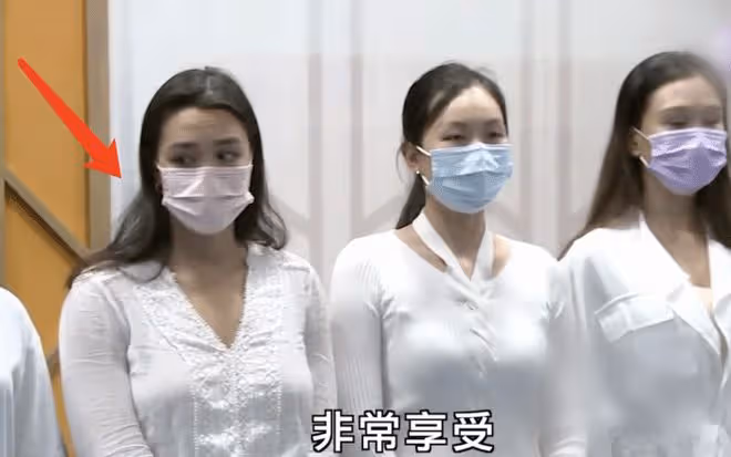 鍾麗緹大女兒曬美照,穿背心秀事業線,繼承媽媽嫵媚氣質和好身材