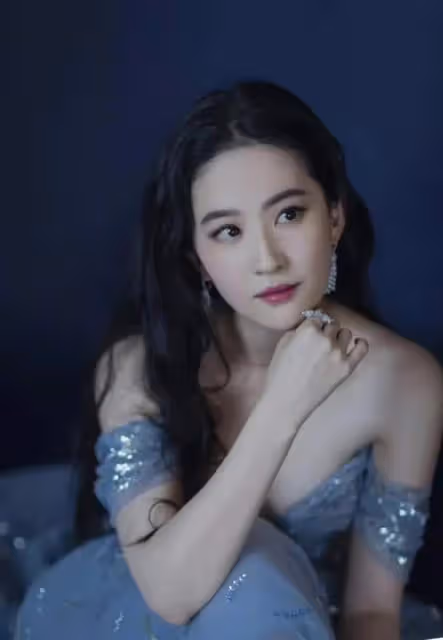 上海這一夜,讓我看清劉亦菲的清冷,這才是她被孤立的「根源」