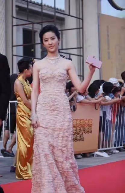 上海這一夜，讓我看清劉亦菲的清冷，這才是她被孤立的「根源」
