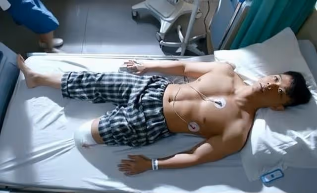 TVB知名男星演技炸裂,徒手搬120斤輪胎超拚命,滿身健碩肌肉搶鏡