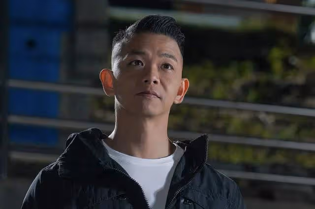 TVB知名男星演技炸裂,徒手搬120斤輪胎超拚命,滿身健碩肌肉搶鏡