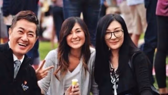 氣質佳!TVB金牌綠葉現身愛女攝影展,學歷高身材火辣卻無意入行