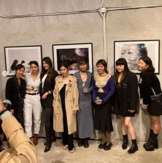 氣質佳!TVB金牌綠葉現身愛女攝影展,學歷高身材火辣卻無意入行