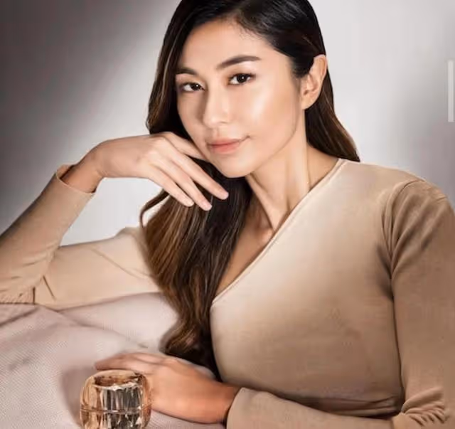 氣質佳!TVB金牌綠葉現身愛女攝影展,學歷高身材火辣卻無意入行