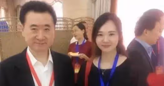 王思聰：在公司碰到過王健林秘書，主動跟她打招呼，她卻壓根不理