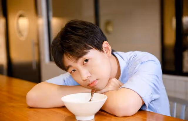 郭麒麟打臉了多少文盲明星，人民日報評：演員沒文化也敢上鏡嗎？
