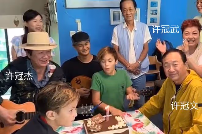 一眾港星喝酒聚會!80歲許冠文老當益壯,56歲葉子楣身材仍出眾