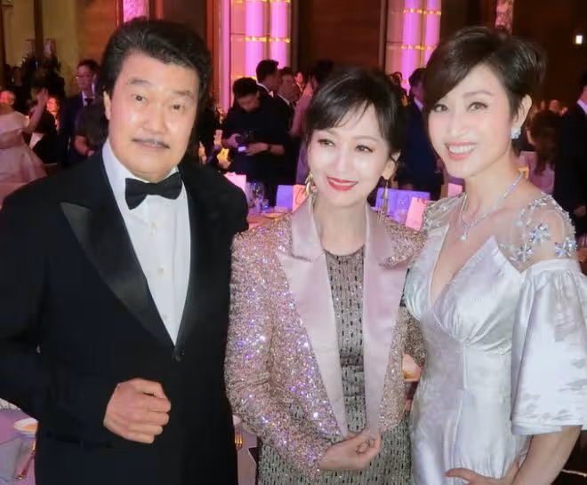 一眾港星喝酒聚會!80歲許冠文老當益壯,56歲葉子楣身材仍出眾