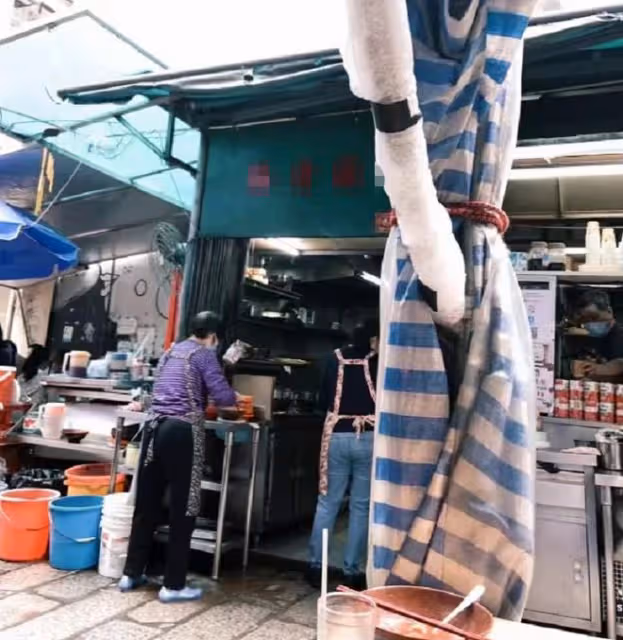 周潤發鍾鎮濤聚餐被偶遇,吃路邊攤接地氣,小店人均消費不足50元