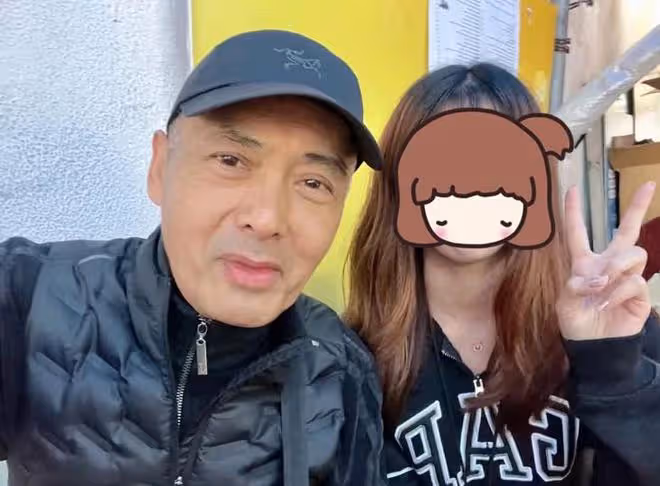 周潤發鍾鎮濤聚餐被偶遇,吃路邊攤接地氣,小店人均消費不足50元