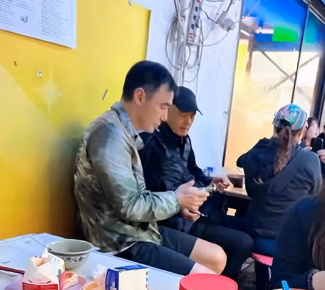 周潤發鍾鎮濤聚餐被偶遇,吃路邊攤接地氣,小店人均消費不足50元