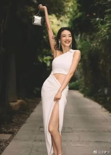 葉子楣的胸、舒淇的嘴、萬綺雯的腿,這3位香港女神組合誰著得住?