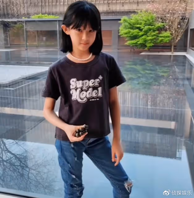 鮑蕾曬倆女兒盤串,小姐妹手法老練,陸毅靈魂發問:能好好學習嗎
