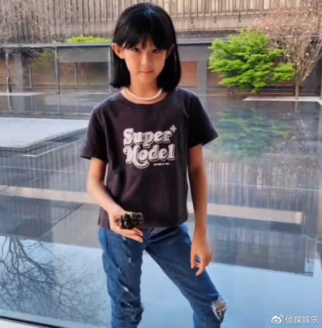 鮑蕾曬倆女兒盤串,小姐妹手法老練,陸毅靈魂發問:能好好學習嗎