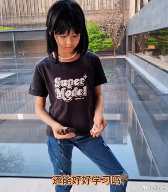 鮑蕾曬倆女兒盤串,小姐妹手法老練,陸毅靈魂發問:能好好學習嗎