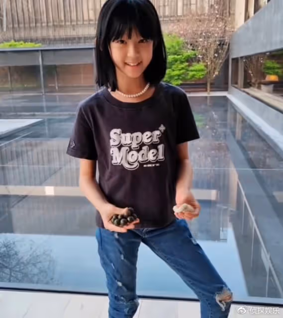 鮑蕾曬倆女兒盤串,小姐妹手法老練,陸毅靈魂發問:能好好學習嗎