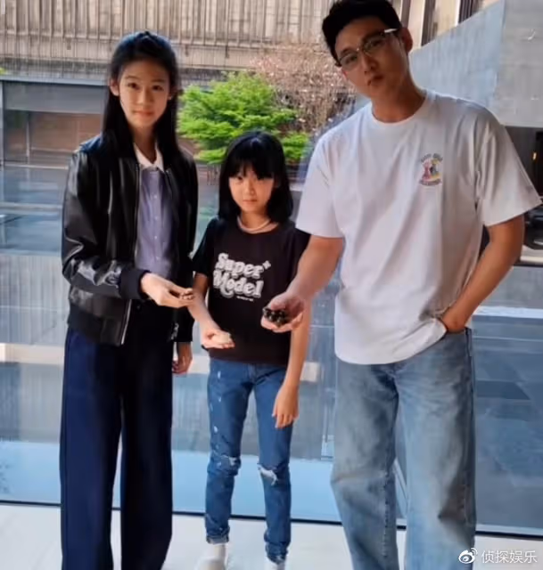 鮑蕾曬倆女兒盤串,小姐妹手法老練,陸毅靈魂發問:能好好學習嗎