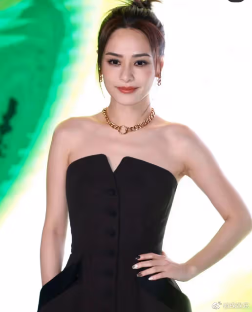 42歲阿嬌活動生圖,膚白貌美360度無死角,網友盛讚「女媧畢設」