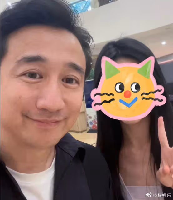 網友香港偶遇黃磊一家,稱讚孫莉高挑體態好,黃多多臉小乾淨漂亮