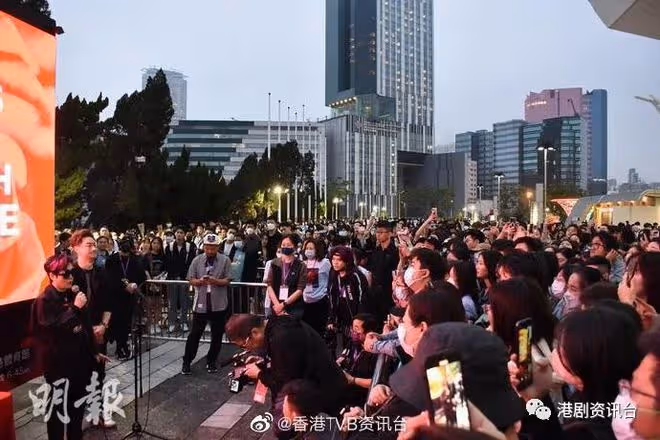 張國榮逝世20年｜過千粉絲紅館外悼念 哥哥生前經理人陳淑芬感觸落淚