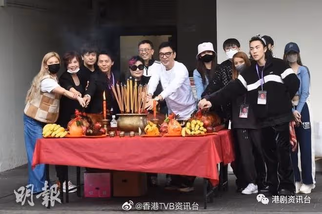 張國榮逝世20年｜過千粉絲紅館外悼念 哥哥生前經理人陳淑芬感觸落淚