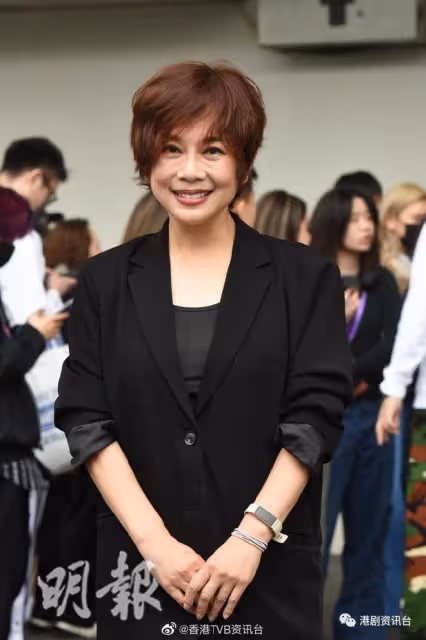 張國榮逝世20年｜過千粉絲紅館外悼念 哥哥生前經理人陳淑芬感觸落淚