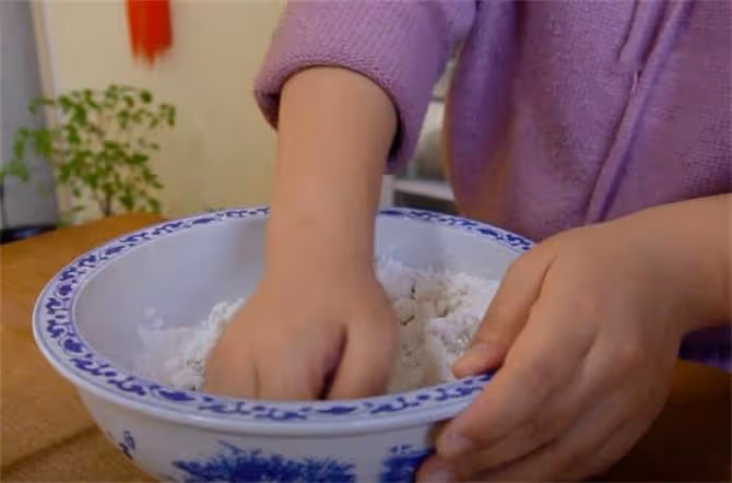 做油炸糕時，和面多添加2樣食材，炸糕鼓酥不破皮，做法超簡單