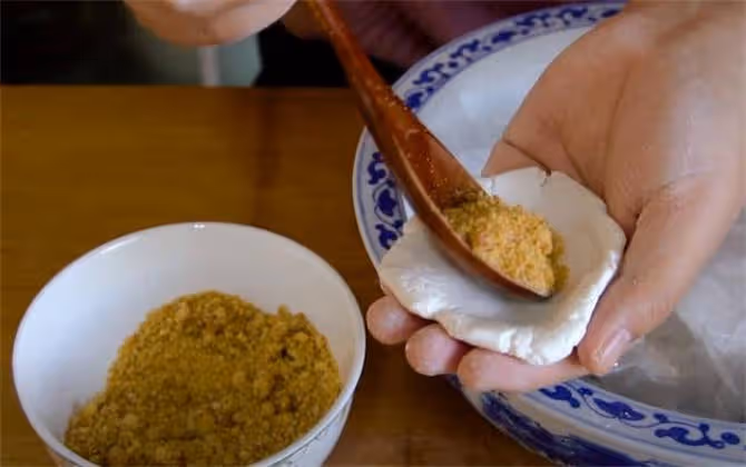 做油炸糕時，和面多添加2樣食材，炸糕鼓酥不破皮，做法超簡單