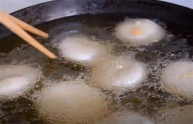 做油炸糕時，和面多添加2樣食材，炸糕鼓酥不破皮，做法超簡單