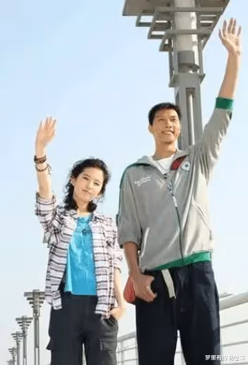 易建聯嬌妻罕見現身，素麵朝天氣質極佳，網友：不比劉亦菲差