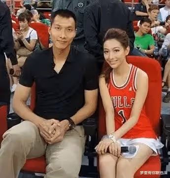 易建聯嬌妻罕見現身，素麵朝天氣質極佳，網友：不比劉亦菲差