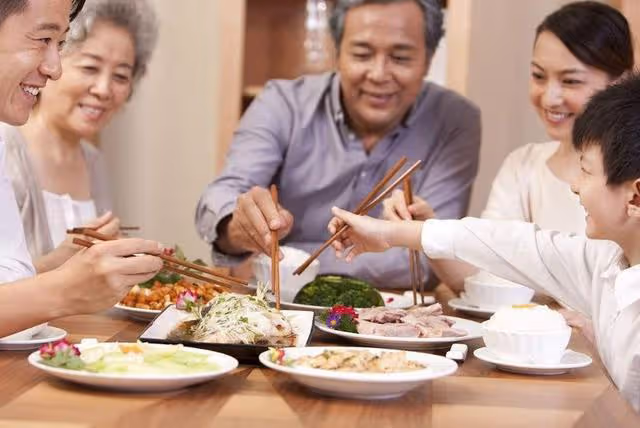 老家拆遷,婆婆要給我50萬,回去吃飯小叔子1句話我紅了眼圈!