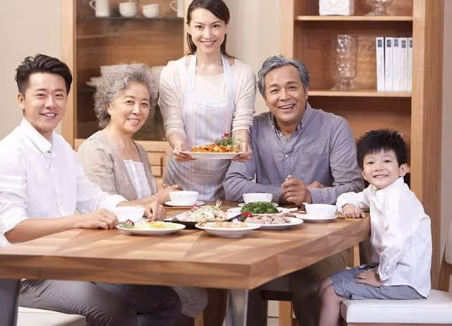 老家拆遷,婆婆要給我50萬,回去吃飯小叔子1句話我紅了眼圈!
