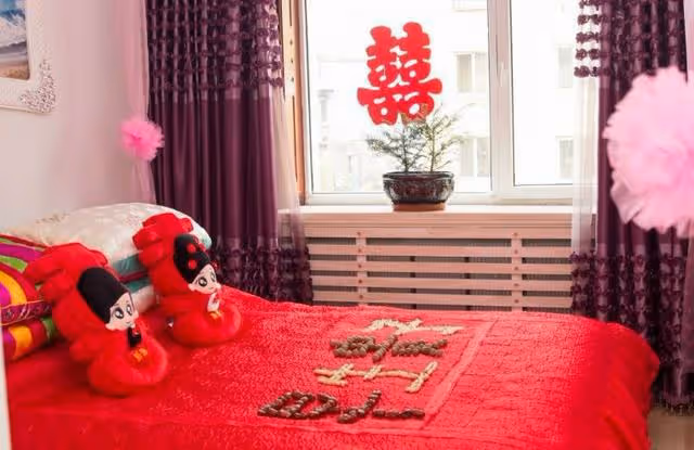 結婚當晚,婆婆賴在婚房不走,提出1個讓我無法接受的要求!