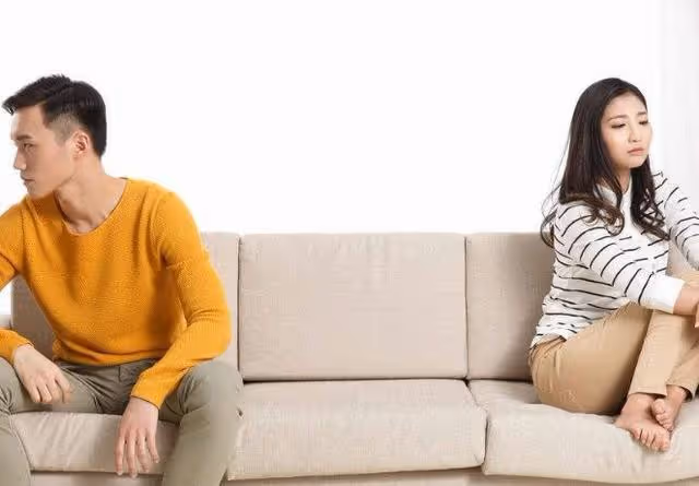 結婚當晚,婆婆賴在婚房不走,提出1個讓我無法接受的要求!