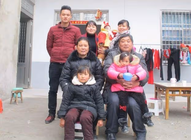 我是上門女婿,父親生病花錢,岳母給我1張卡,看到餘額我愣住了