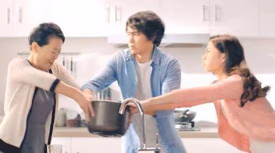 我懷孕生孩子婆婆來照顧,臨走的時候竟然要工資,我把她趕了出去