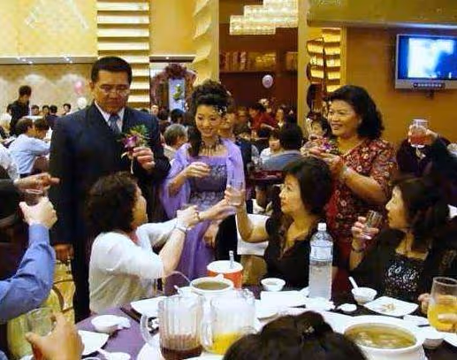 婚禮上新郎舅舅一句話,新娘帶著娘家人都走了!眾親戚:活該