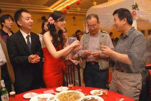 婚禮上新郎舅舅一句話,新娘帶著娘家人都走了!眾親戚:活該