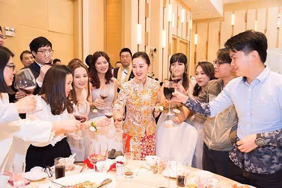 婚禮上新郎舅舅一句話,新娘帶著娘家人都走了!眾親戚:活該