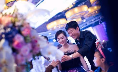 婚禮上新郎舅舅一句話,新娘帶著娘家人都走了!眾親戚:活該