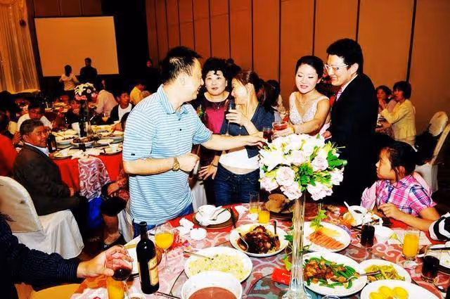 婚禮上新郎舅舅一句話,新娘帶著娘家人都走了!眾親戚:活該