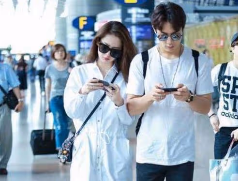 你翻看老公手機發現過什麼?網友:他去撩妹,我就去撩小哥哥