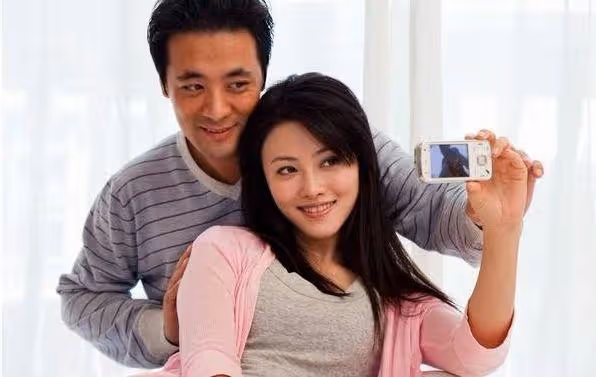你翻看老公手機發現過什麼?網友:他去撩妹,我就去撩小哥哥