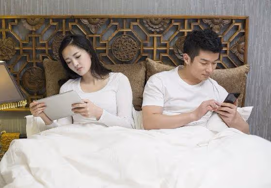 你翻看老公手機發現過什麼?網友:他去撩妹,我就去撩小哥哥