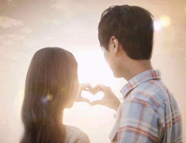 跟老公回老家過年,婆婆給我夾菜後做了一個動作,老公讓我滾!